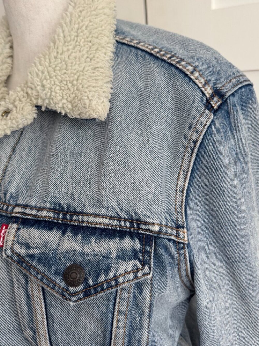 Levi's Original Trucker jacket - faded denim with sherpa ling - size M - Picture 3 of 7